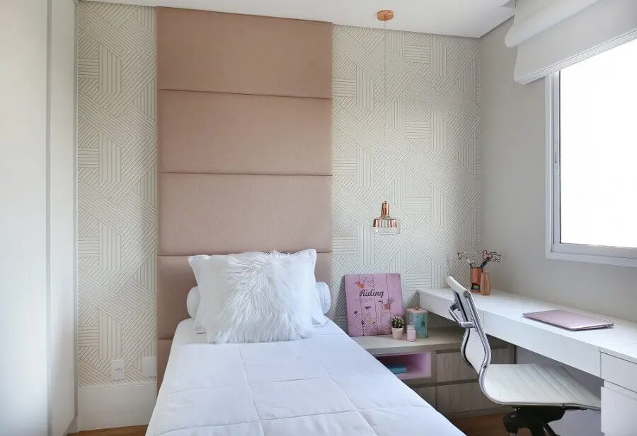 quarto de mulher solteira branco e rosa decorado com cabeceira estofada e papel de parede delicado Foto Belluzzo Martinhão
