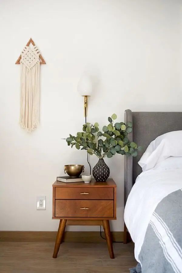 quarto decorado com cabeceira cinza e criado mudo de madeira retrô Foto Jeito de Casa