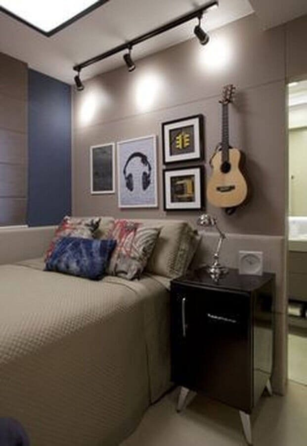 quarto moderno decorado com parede com quadros Foto Pinterest