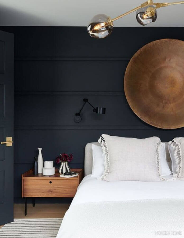 quarto preto decorado com criado mudo de madeira Foto House & Home