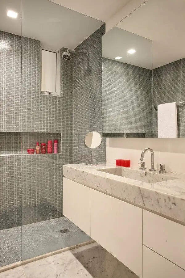 revestimento cinza claro para decoração de banheiro com gabinete branco Foto Todo Dia Arquitetura