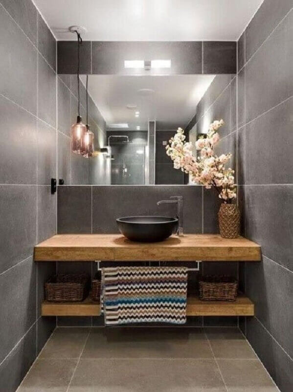 revestimento cinza para banheiro pequeno decorado com bancada de madeira e cuba preta Foto Freshideen