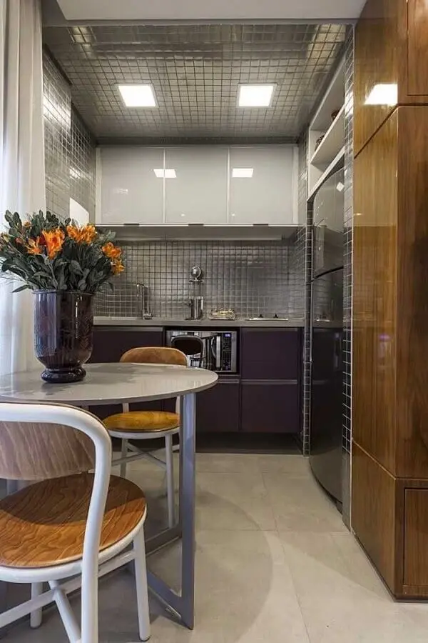revestimento cinza para cozinha pequena decorada com armários planejados Foto Maurício Karam