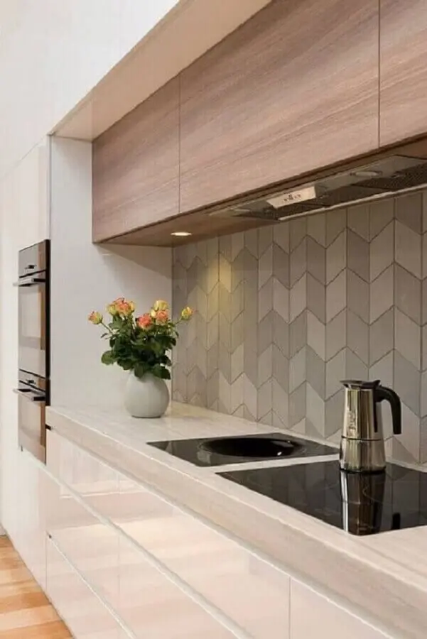 revestimento de parede cinza para cozinha moderna planejada com armário aéreo de madeira Foto Pinterest