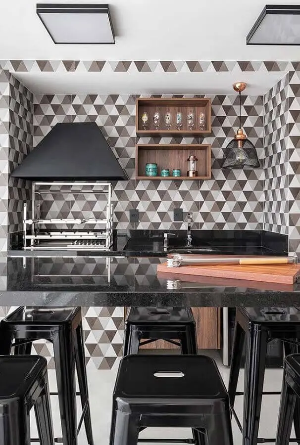 revestimento geométrico preto e branco para decoração de área gourmet moderna com churrasqueira Foto Pinterest