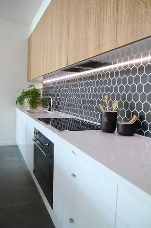 revestimento hexagonal cinza escuro para decoração de cozinha com armário aéreo de madeira Foto Jeito de Casa
