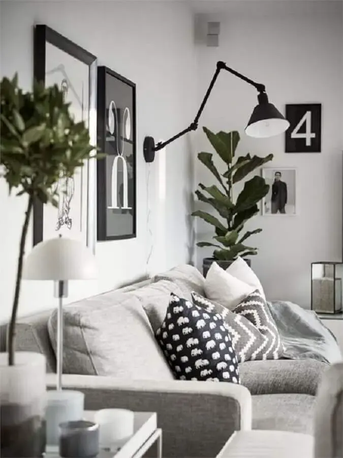 sala branca decorada com sofá cinza e luminária articulada de parede Foto Editions de l'Arkhan