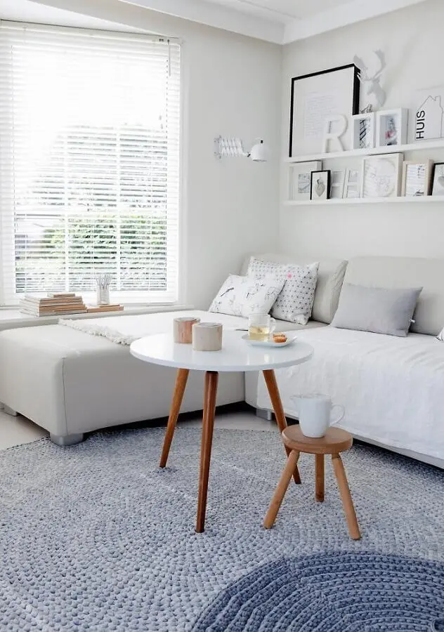 sala de estar clean decorada com modelos de tapetes de crochê redondo Foto Pinterest