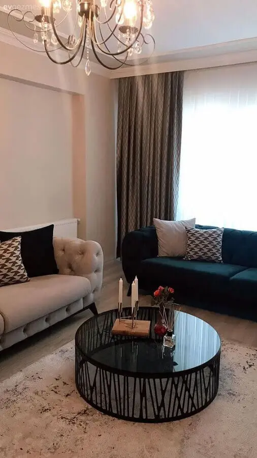 sala de estar decorada com sofá capitonê e mesa de centro redonda preta Foto Fancy House Design