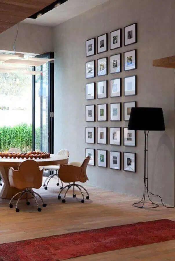 sala de jantar estilo industrial decorada com abajur e chão e parede com quadros Foto Pinterest