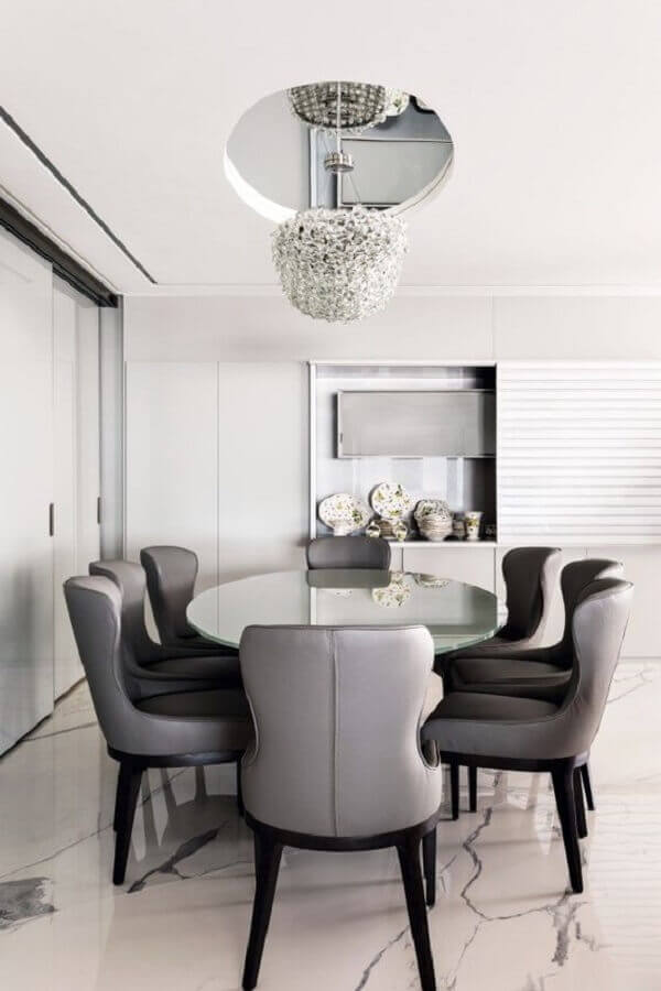 sala de jantar sofisticada decorada com cadeira cinza para mesa de jantar oval Foto Jeito de Casa