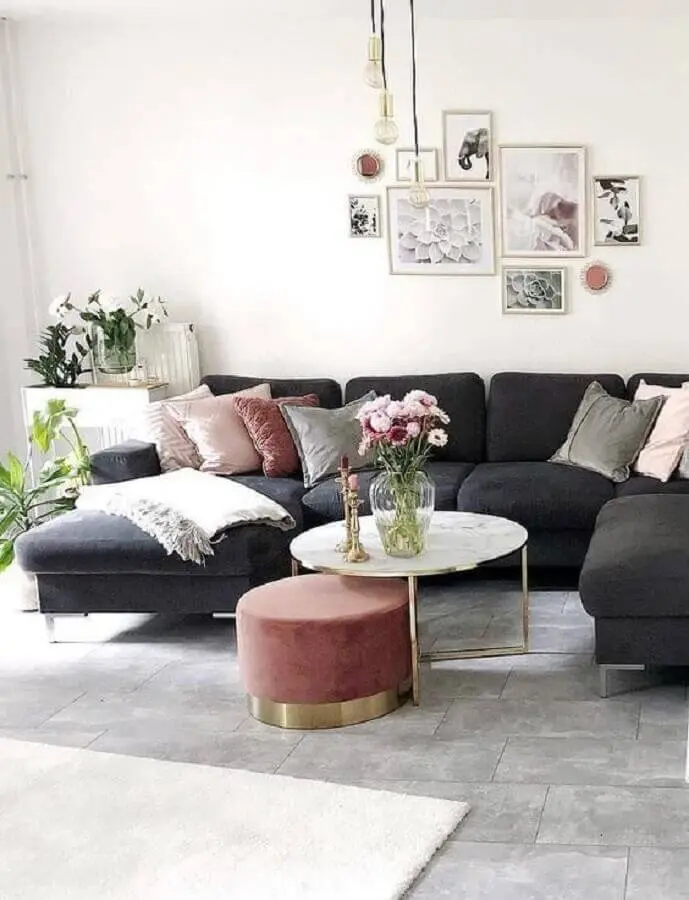 sala decorada com sofá preto e mesa de centro redonda branca com estrutura dourada Foto Pinterest