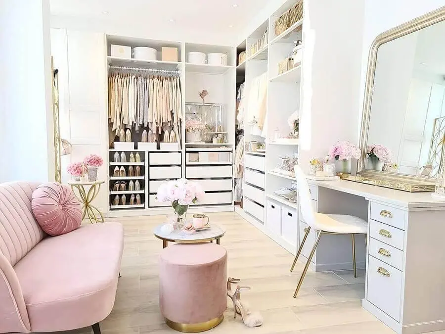 sofá e puff cor de rosa para decoração de closet feminino com penteadeira Foto Brandy Bourbon
