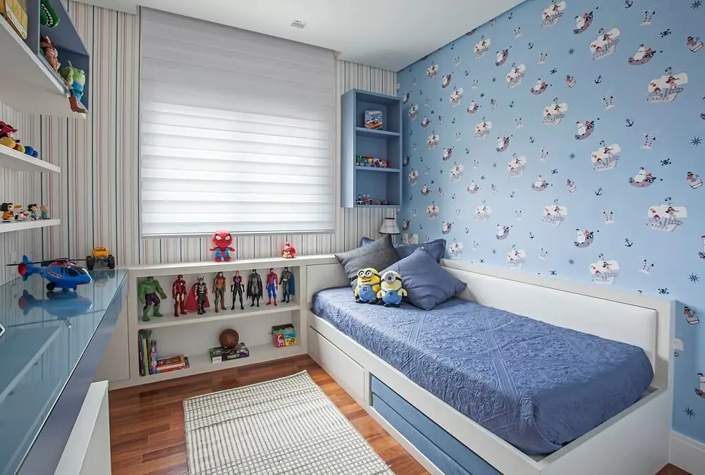 Decoração de quarto de menino com papel de parede de pirata. Foto: Eduardo Pozella