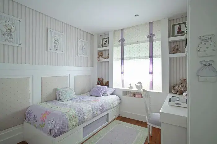 A almofada infantil decorativa lilás se conecta com a decoração do quarto. Fonte: Andrea Teixeira &amp; Fernanda Negrelli