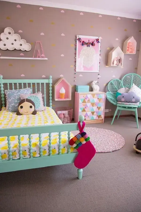 A almofada infantil menina decora a cama do dormitório. Fonte: Pinterest