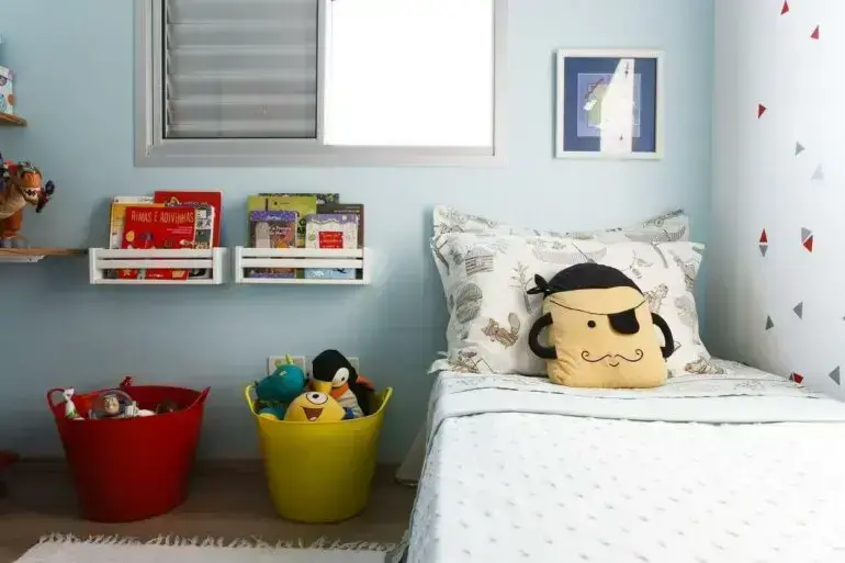 A almofada infantil sobre a cama traz descontração para o décor. Fonte: Buji Decoração Reuso