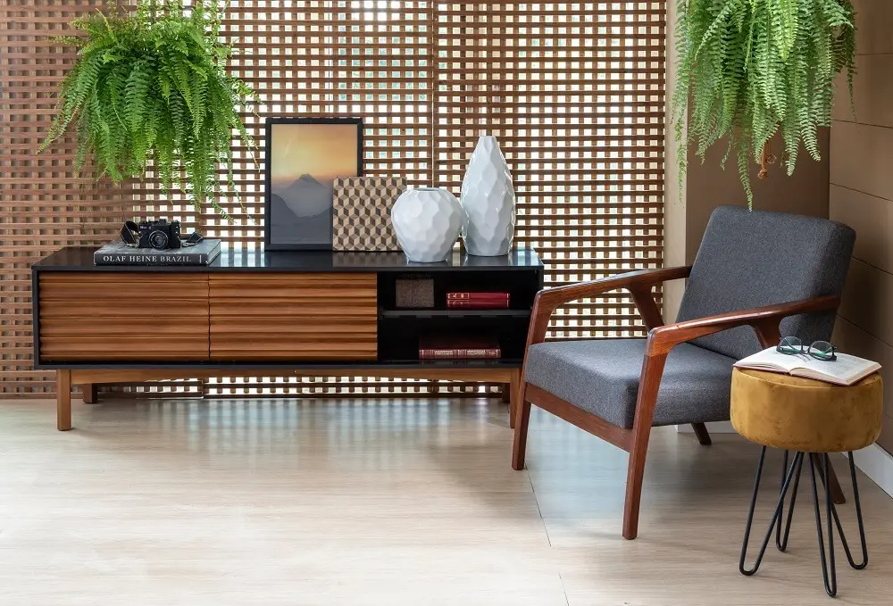 A madeira na decoração traz a sensação de conforto para sala de estar. Fonte: Mobly