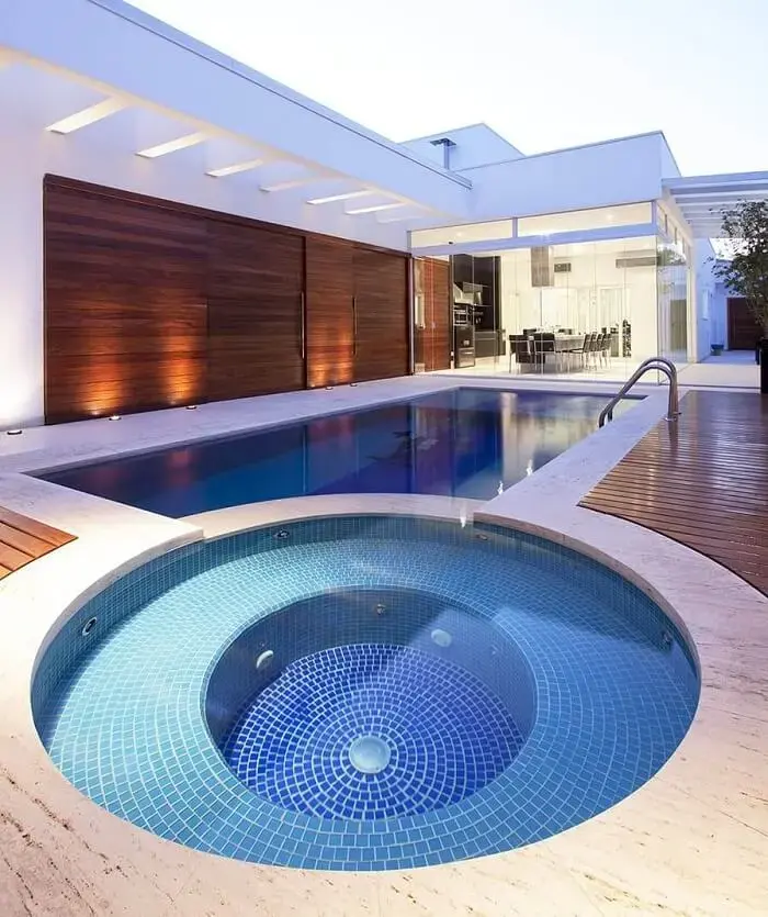 A piscina com hidro e prainha oferece momentos ainda mais relaxantes na área externa. Fonte: Homepedia
