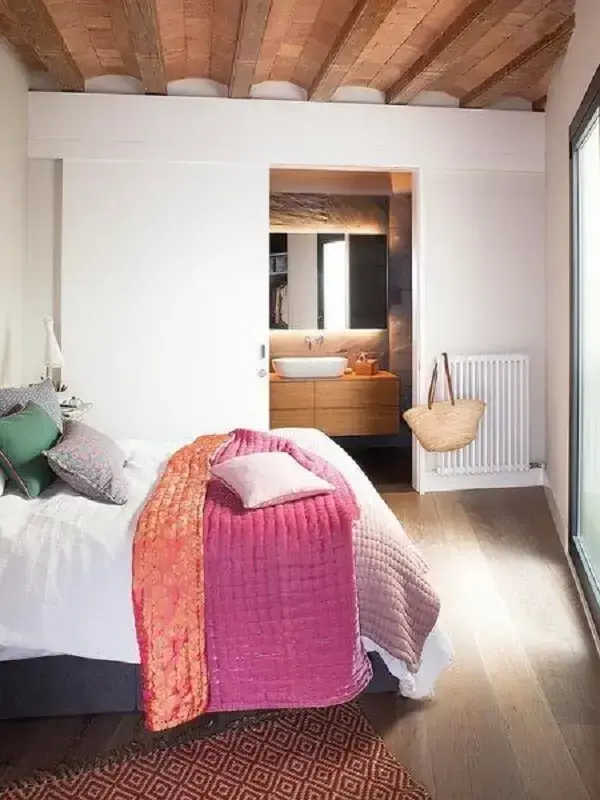 A porta de correr branca otimiza espaço no dormitório. Fonte: Micasa Revista
