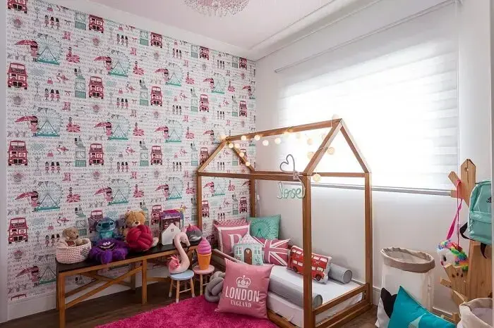 Algumas almofadas decorativas para quarto infantil são com temática de Londres. Fonte: KZ Arquitetura e Interiores