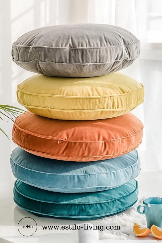Almofada redonda de diferentes cores para sala de estar aconchegante