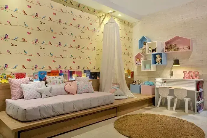 Almofadas decorativas para quarto infantil com formato de estrela e coração. Fonte: Pinterest