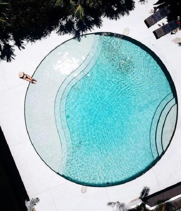 Arquitetura deslumbrante de jardim com piscina com prainha em formato redondo. Fonte: Pinterest