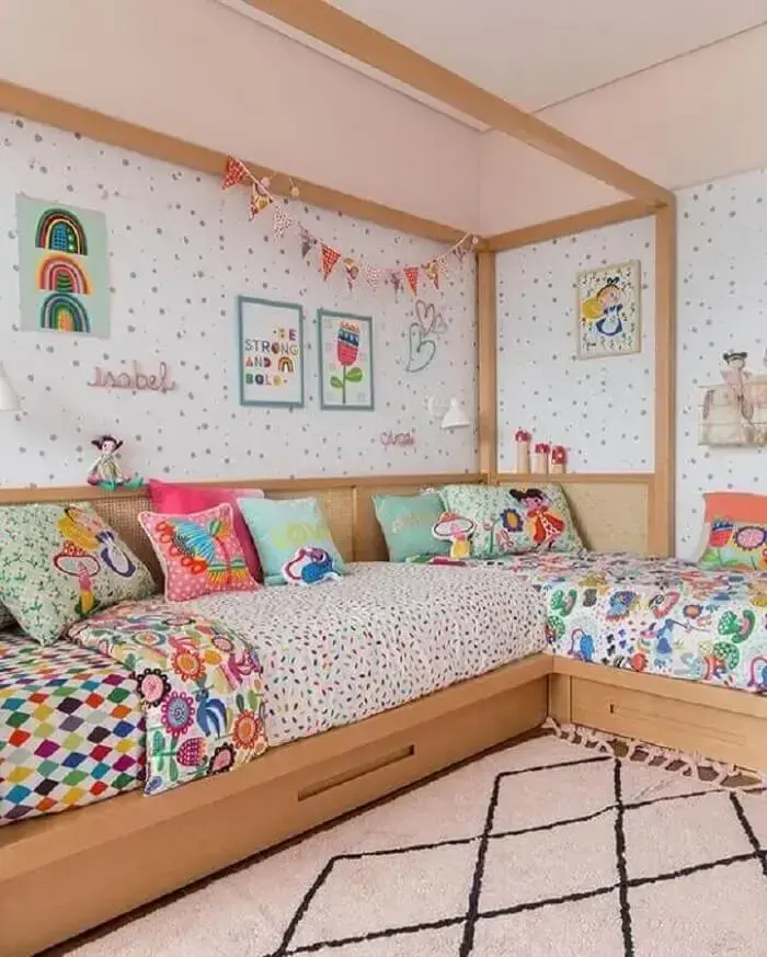 As almofadas infantil decorativas combinam com aos lençóis de cama. Fonte: Hana Lerner Arquitetura 