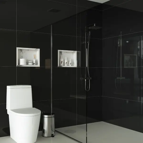 Banheiro com porcelanato preto e decoração branca