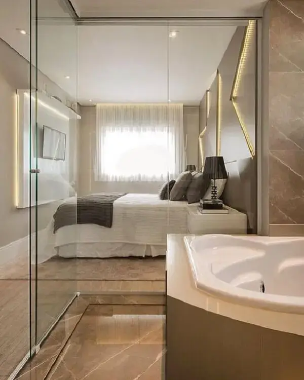Banheiro suíte com banheira para os momentos relaxantes. Fonte: Decor Salteado