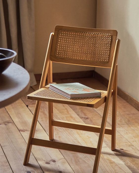 Cadeira de palha com madeira dobrável