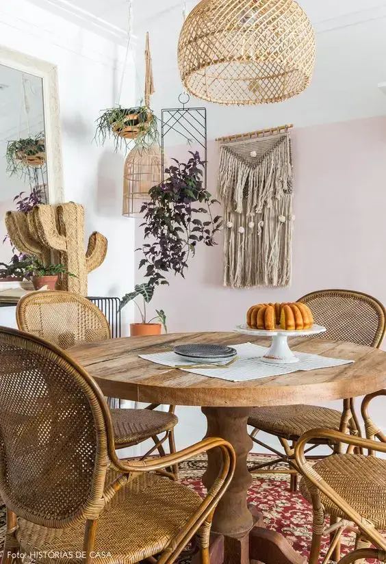 Cadeira de palha com mesa de madeira para sala de jantar rustico