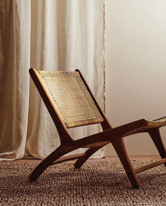 Cadeira de palha e madeira para sala de estar