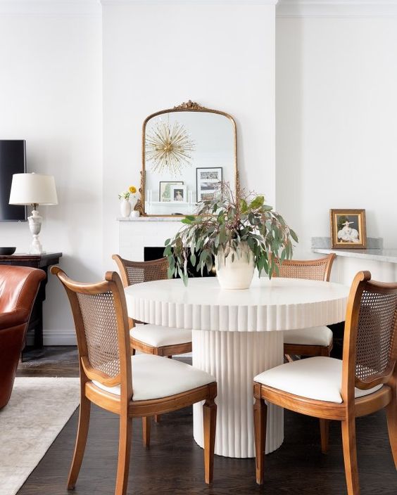 Cadeira de palha e madeira para sala de jantar com mesa branca redonda