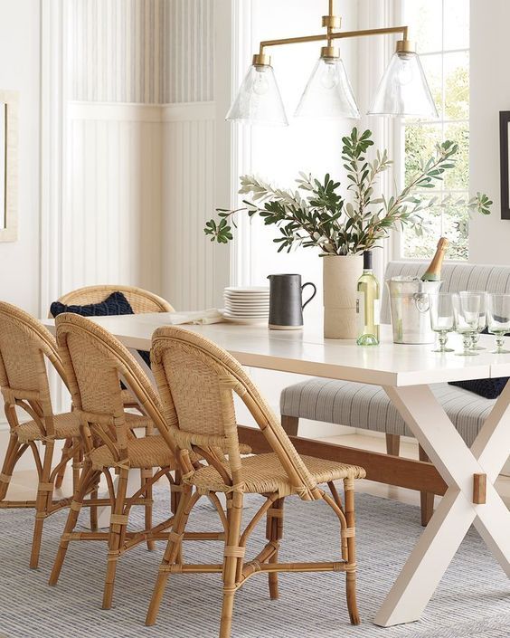 Cadeira de palha para sala de jantar moderna com mesa branca