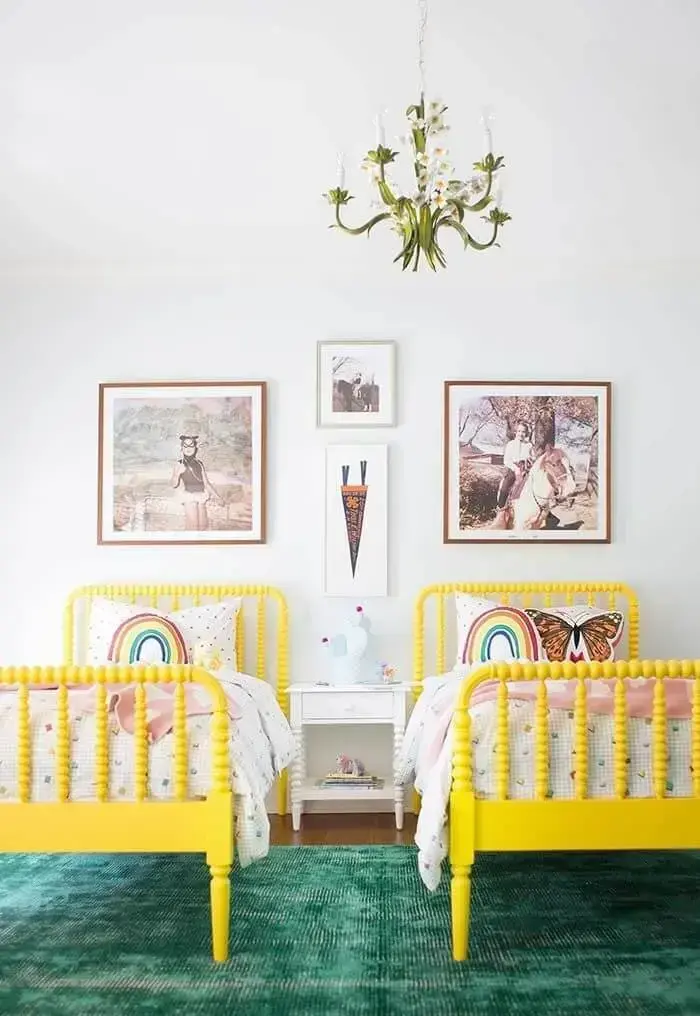 Cama amarela e almofadas infantil decorativas decoram o dormitório compartilhado. Fonte: Revista Viva Decora 2