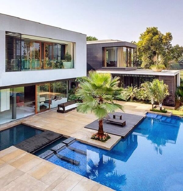 Casa moderna com piscina com prainha e escada. Fonte: Revista Viva Decora