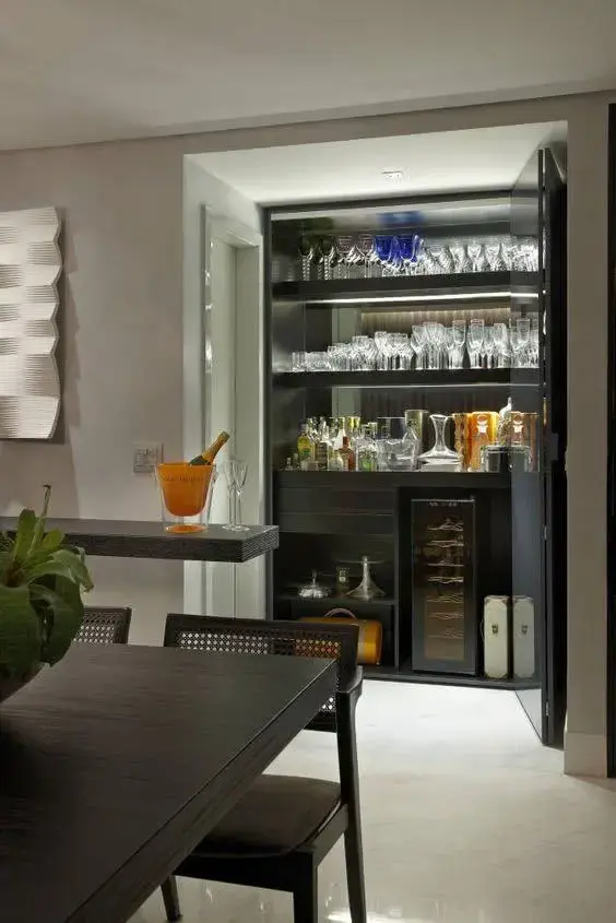 Cristaleira de parede na sala de jantar com espaço para adega
