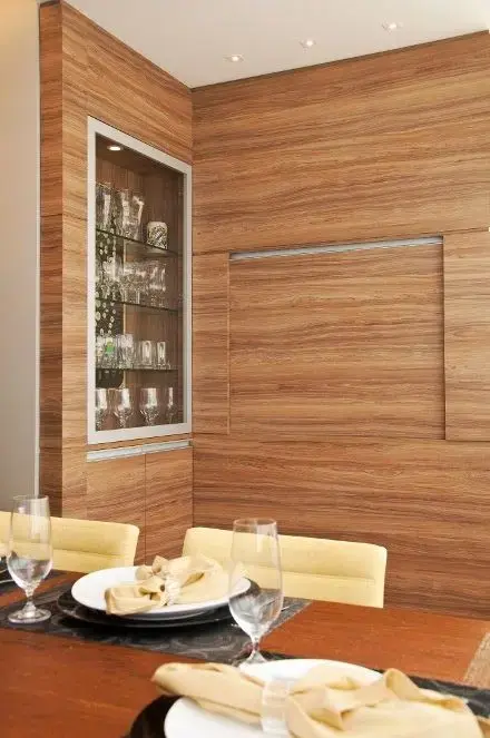 Cristaleira de parede no projeto de armários da sala de jantar