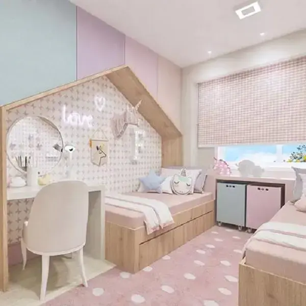 Cômodo funcional e alegre com almofadas decorativas para quarto infantil. Fonte: Pinterest