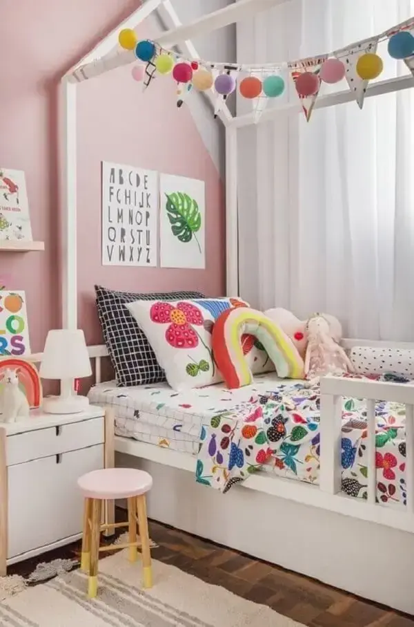 Decoração alegre e colorida com almofada infantil personalizada. Fonte: Pinterest