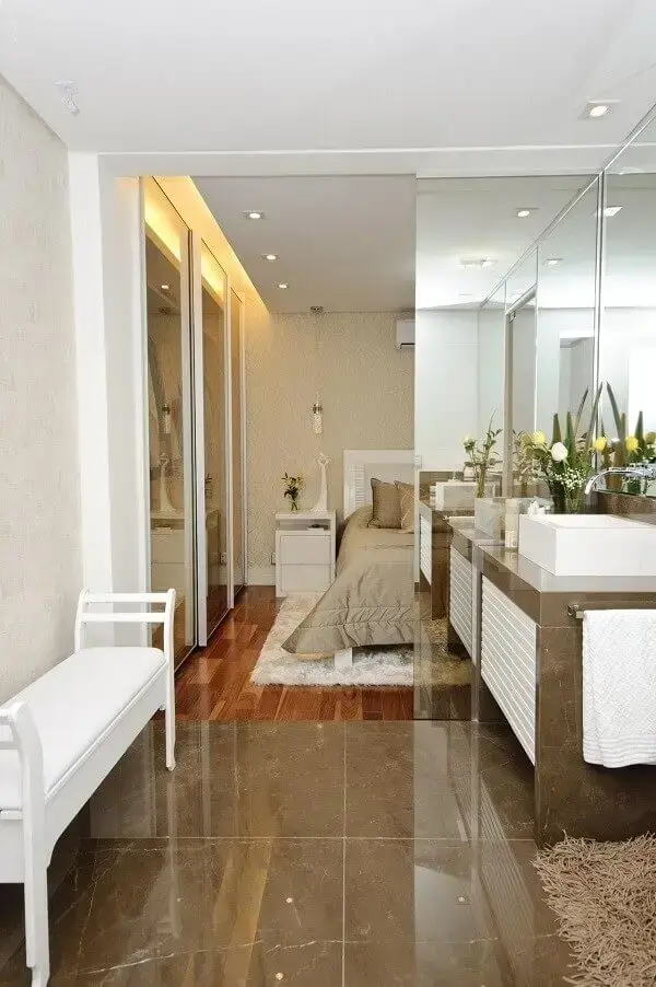Decoração clean e funcional para banheiro suíte casal. Projeto por Érica Salguero