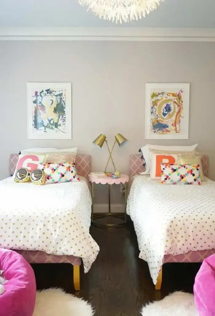 Luminária dourada e almofadas decorativas para quarto infantil. Fonte: Revista Viva Decora 2