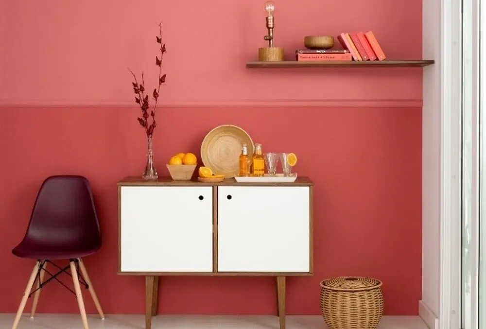 Mergulhe fundo na hora de pintar as paredes e invista em tons que trazem a sensação de conforto para sala de estar. Fonte: Mobly