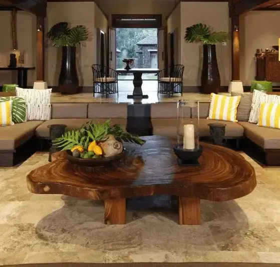 Mesa de centro de madeira com sofá de canto bege