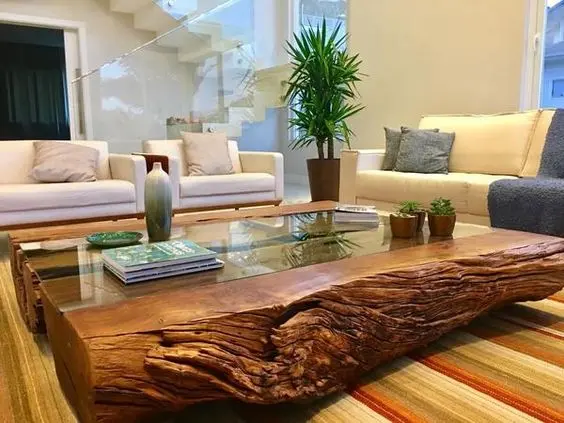 Mesa de centro de madeira e vidro com sofá bege