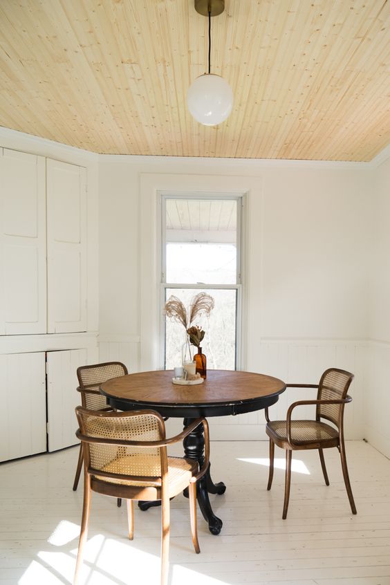Mesa de jantar redonda de madeira com cadeira de palha