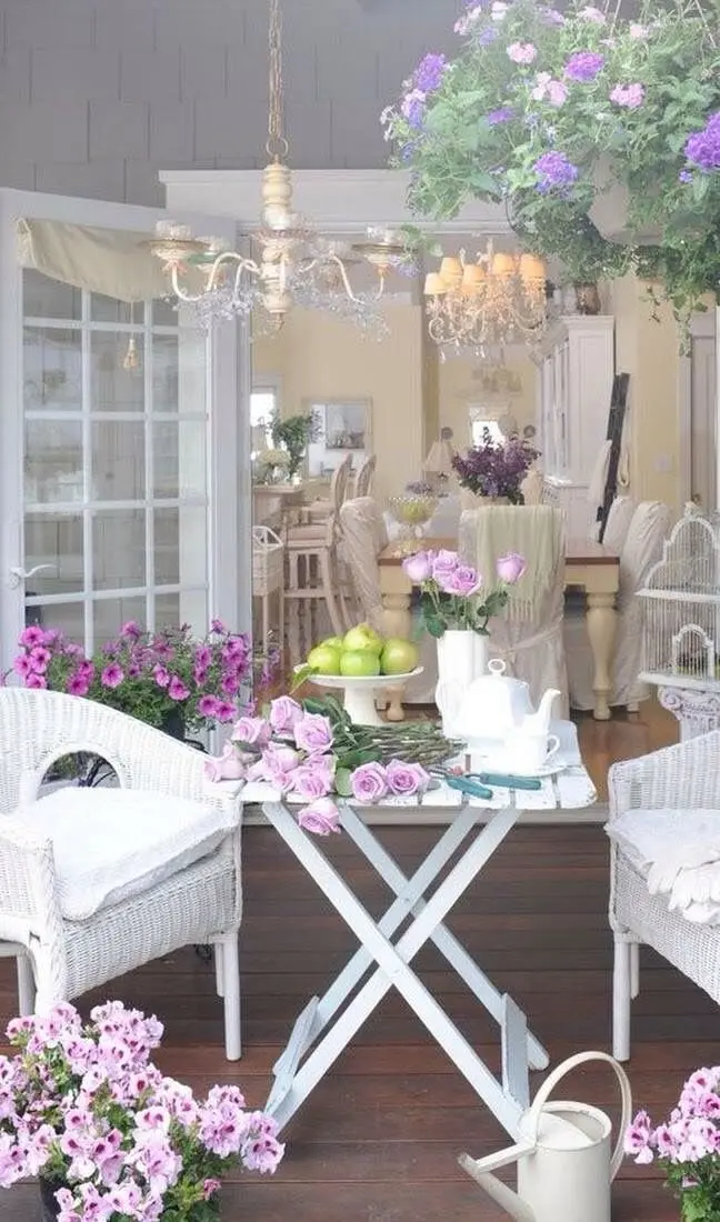 Mesa para sacada branca na decoração romântica