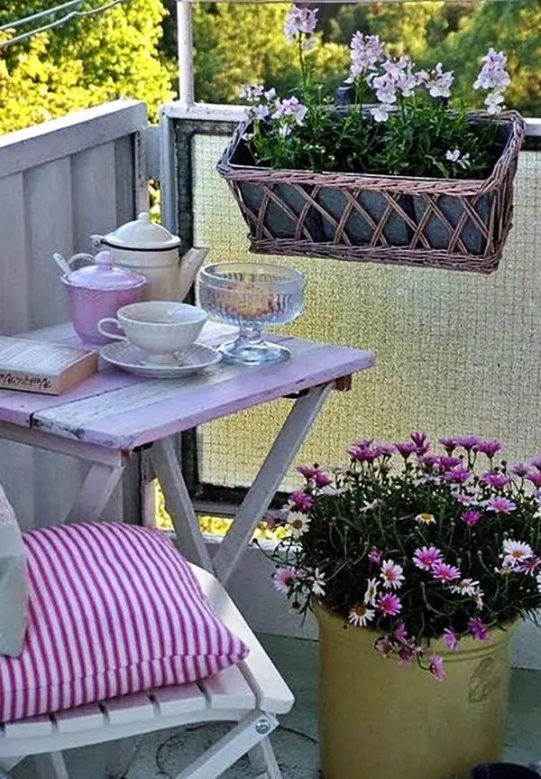 Mesa para sacada lilás com flores